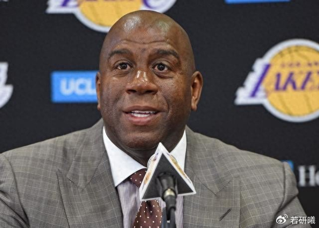 魔术师：当今NBA只有3个超巨，4个巨星，哈登欧文都不够格|凯里·欧文|詹姆斯|伦纳德|凯文·杜兰特|詹姆斯·哈登_新浪体育_新浪新闻